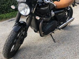 TRIUMPH STREET TWIN 900 A2