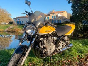 YAMAHA XJR 1300 – 2001 + VALISES GIVI – RÉVISION COMPLÈTE FAITE