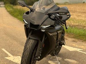 MOTO YAMAHA YZF-R1 BLACK