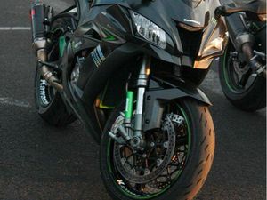 KAWAZAKI ZX10-R