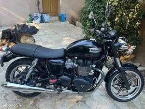 TRIUMPH BONNEVILLE BLACK