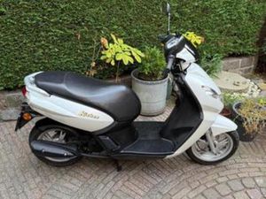 PEUGEOT KISBEE GEEL NOG GEEN 12000 KM'S — SCOOTERS | PEUGEOT — MARKTPLAATS
