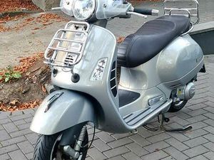 ② PRACHTIGE VESPA 300 GTS IN TOP STAAT