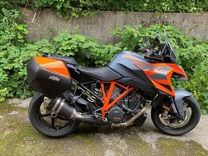 KTM 1290 SUPER DUKE GT INKL.TECH PACK OG SIDEKOFFERTER TIL GIBORTPRIS FØR PRISEN STIGER!