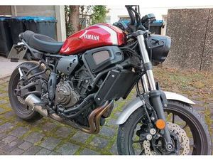 YAMAHA XSR 700 BRILLIANT RED