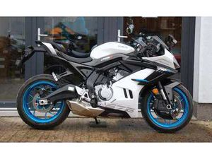 CFMOTO 675 SR-R - PŘEDVÁDĚCÍ STROJ, DPH, KRÁSNÝ STAV