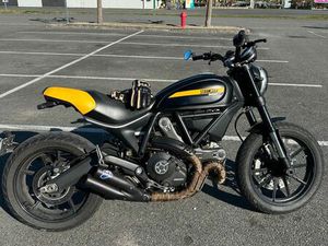DUCATI SCRAMBLER 800 FULL THROTTLE