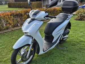 SCOOTER HONDA SH 150, VIT, ABS-BROMSAR, GIVI TOPPBOX