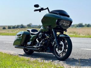HARLEY DAVIDSON ROAD GLIDE 117 ST CVO PORSCHE OAK GREEN GT3