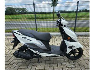 SUZUKI UN 125 AVENIS CBS NEU + HELM...