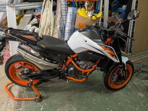② KTM 890 DUKE R