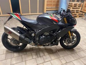 APRILIA TUONO V4 1100 FACTORY MIT ZUBEHÖR