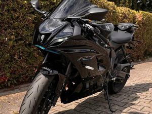 YAMAHA YZF-R7 – 2022 – NUR 3.400 KM – GEPFLEGT & MIT ZUBEHÖR