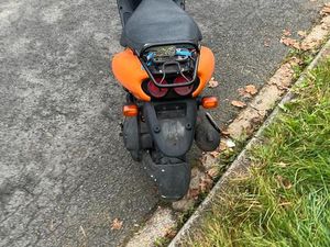 ICH BIETE HIER EINEN ROLLER DER MARKE SYM AN