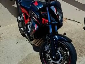 HONDA CB650F NOIR ET ROUGE