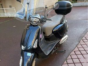 VENDS SCOOTER KYMCO LIKE 125, EXCELLENT ÉTAT (JAMAIS DORMI EN EXTÉRIEUR), ANNÉE 2021, 5300 KMS