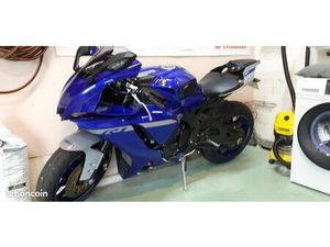 YAMAHA R1