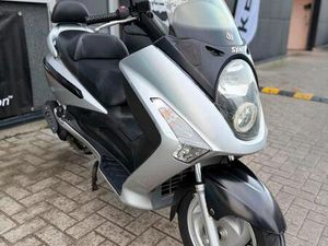② SYM GTS**125 CC**33.000KM