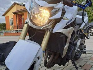 SUZUKI GSR 750 BIANCO