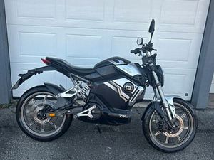 SUPER SOCO TSX (2X BATTERIER, NYE DEKK)