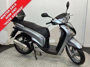 HONDA SH125I 1 OWNER FROM NEW - HPI CLEAR - TOP BOX WINTER SALE NOW ON! 125 CC