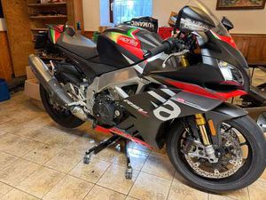 APRILIA RSV4 FACTORY 1100 MIT ELEKTR. SAS FAHRWERK