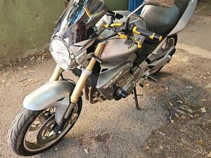 VENDS 600 HORNET HONDA 2005■PNEU ARRIÈRE NEUF ■PNEU AVANT 50 % D'USURE ■PAS DE FRAIS A PRÉVOIR ■QUELQUES RAYURES PHOTOS DISPONIBLE SUR DEMANDE JE RESTE JOIGNABL