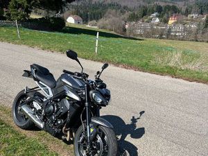 STREET TRIPLE R