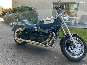 TRIUMPH SPEEDMASTER 900