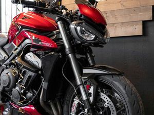 SUPERBE TRIUMPH 765 RS