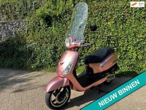 SYM FIDDLE 2 45KM E4 SCOOTER ROSE GOLD BETAAL MET IN3 — SCOOTERS | SYM — MARKTPLAATS