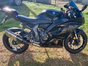 YAMAHA R7