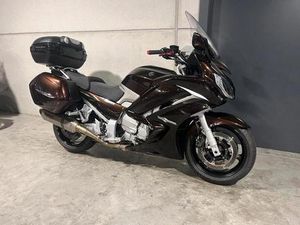 ② YAMAHA FJR1300 LEUKE TOERMOTO MET TOPCASE EN AKRAPOVIC UITLA