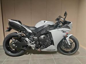 ② YAMAHA R1 CROSSPLANE !
