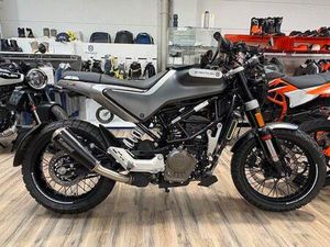 HUSQVARNA SVARTPILEN 125 * AKRAPOVIC*