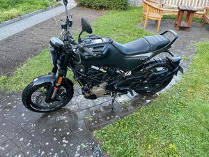 HUSQVARNA SVARTPILEN 125 - NAKED BIKE IN TOP ZUSTAND