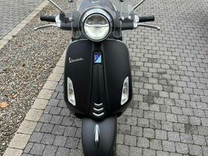 ② VESPA PRIMAVERA MAT ZWART