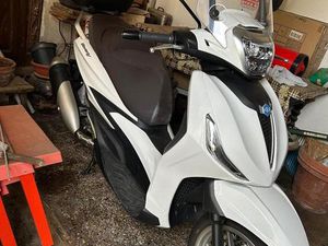 VENDO PIAGGIO BEVERLY 300 ABS-ASR (2021 - 25) USATA A MEZZANA BIGLI (CODICE 9882422) - MOTO.IT