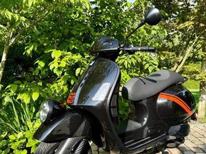 VESPA GTV 300 OPTINAL MIT AKRAPOVIC AUSPUFF / EZ 24 / 1100 KM