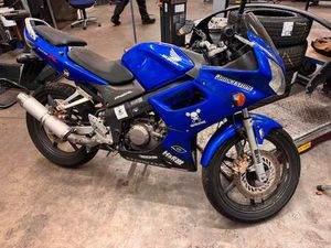 HONDA CBR 125 - BASTLERFAHRZEUG, 2 JAHRE GESTANDEN