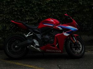 HONDA CBR650R MODELLJAHR 2025 TOP ZUSTAND