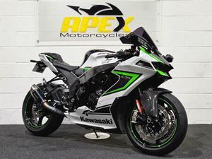 KAWASAKI NINJA ZX-10R FULL AKRAPOVIC EXHAUST! LOADED WITH CARBON! 1 OWNER! IMMACULATE! 998 CC