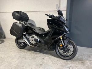 ② HONDA FORZA 750 MET EXTRA'S IN MAGNIFIEKE STAAT