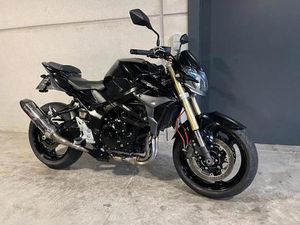② SUZUKI GSR750 LEUKE NAKED MET SPORTUITLAAT