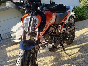 ◊KTM DUKE 125 (2018) ÉQUIPÉE AKRAPOVIC – EXCELLENT ÉTAT
