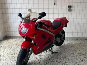 HONDA VFR 750 F | SOLIDE SPORT-TOURMOTOR | ROOD — MOTOREN | HONDA — MARKTPLAATS