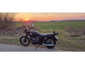 TRIUMPH BONNEVILLE T100 BLACK