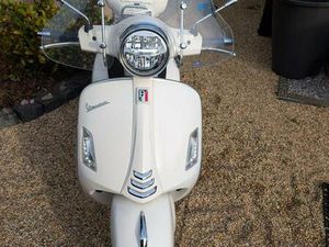 VESPA 300 GTS SUPER INSPEKTION NEU (12/25)