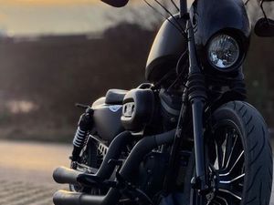HARLEY-DAVIDSON SPORTSTER 883 IRON