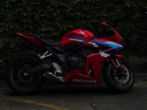 HONDA CBR650R MODELLJAHR 2025 TOP ZUSTAND